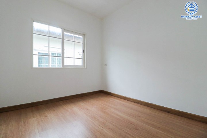 ทาวน์เฮ้าส์มือสอง โครงการ โกลเด้นซิตี้ ปิ่นเกล้า-จรัญสนิทวงศ์ เนื้อที่ 18.50 ตร.ว. ฟังก์ชัน 3 ห้องนอน 2 ห้องน้ำ 1 ที่จอดรถ บ้านสภาพสวย พร้อมเข้าอยู่ ทำเลดีเชื่อมต่อถ.บางกรวย-ไทรน้อย, ราชพฤกษ์, นครอินทร์ ใกล้รถไฟฟ้าสายสีแดงอ่อน "สถานีบางบำหรุ" สายสีน้ำเงิน "สถานีบางอ้อ" และใกล้จุดขึ้นทางด่วน "ศรีรัช"